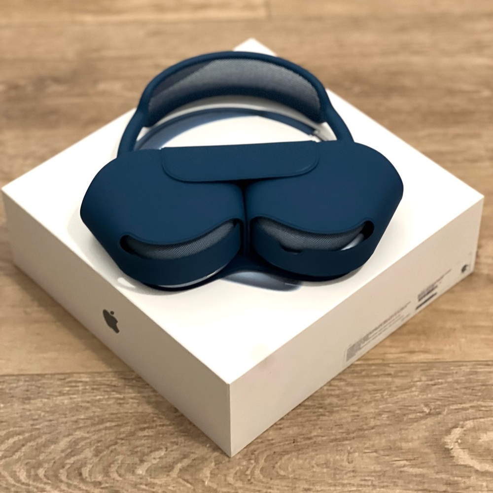 Bundle of apple headphones and vintage dish